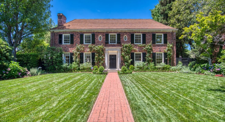 Image of a home that meets the California residential roofing codes.