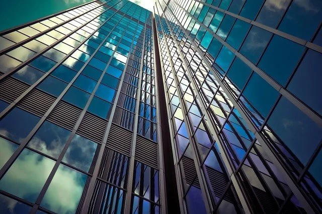 Tall skyscrappers with many windows.