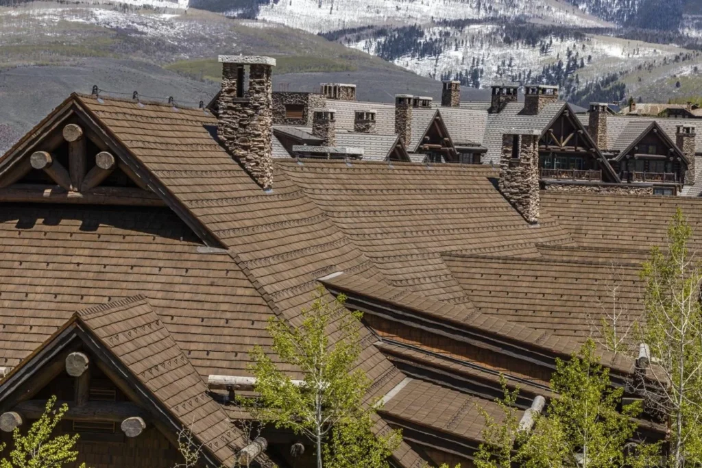 A building with a CEDUR synthetic roof in the mountains.