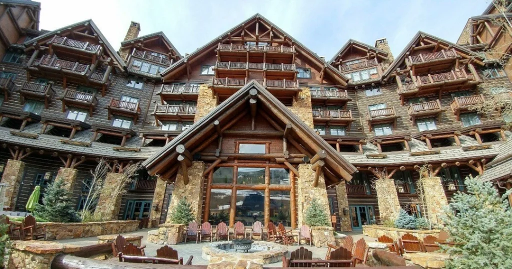Grand entrance of a lodge in the moutnains.