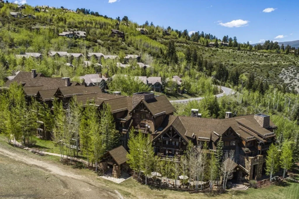 A building with a CEDUR synthetic roof in the mountains.