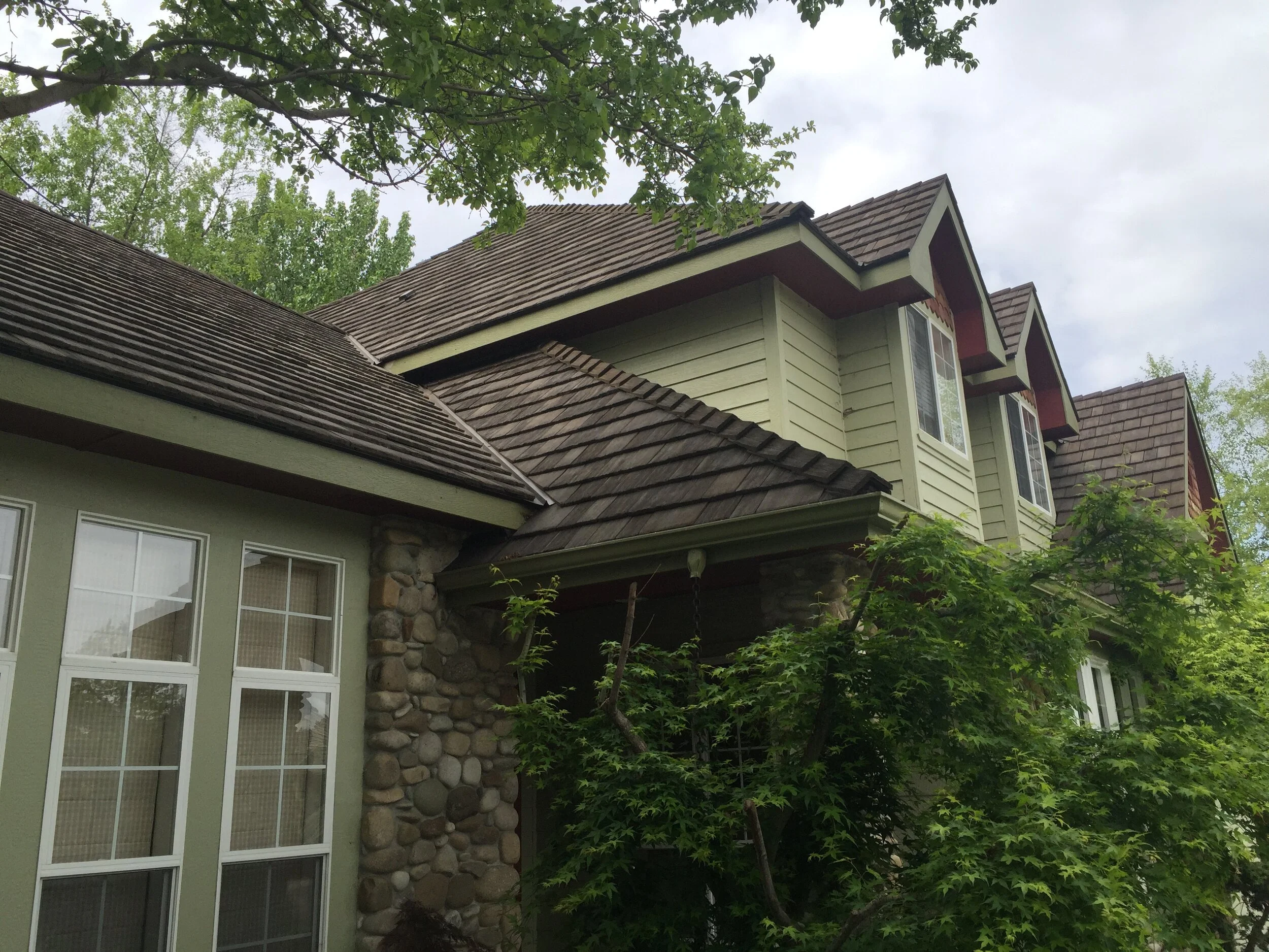 Green and gray house color combo.