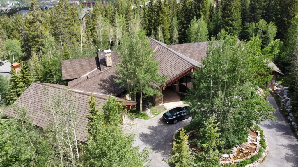 A house with CeDUR roofing in the middle of the mountains. 