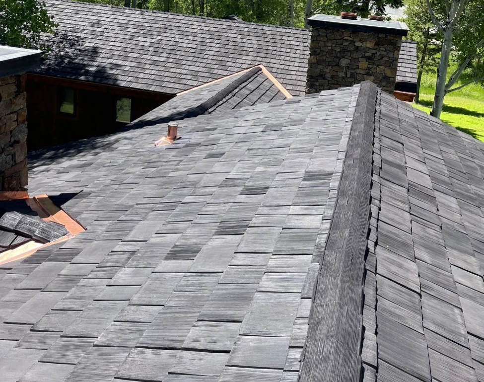 Idaho home with a CEDUR Shiloh roof installed by Metal Man Construction.
